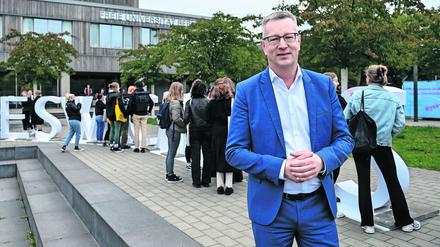 Günter M. Ziegler, Präsident der Freien Universität Berlin, steht im Herbst 2021 auf dem Gelände der Freien Universität Berlin vor dem Schriftzug „’#yeswecampus“.