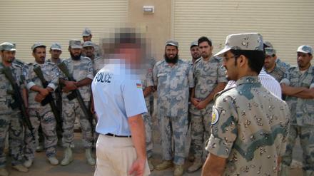 Hilfe aus Deutschland: Ein deutscher Polizist bei der Ausbildung von saudi-arabischen Grenzpolizisten. Die deutsche Opposition verlangt nun von der Bundesregierung Aufklärung über die Mission.