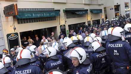 Spalierstehen für Randale. Die Wiener Polizei im Einsatz gegen deutsche Hooligans.