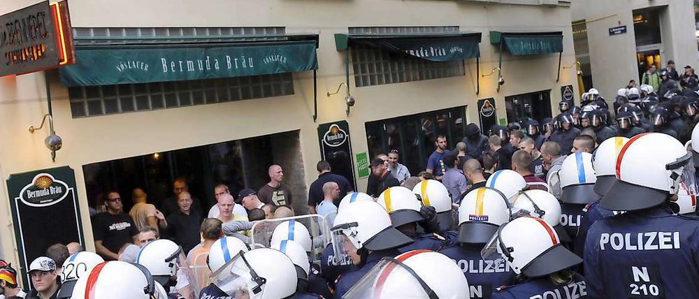 Spalierstehen für Randale. Die Wiener Polizei im Einsatz gegen deutsche Hooligans.