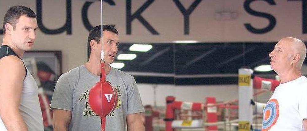Witali, 39, (links) und Wladimir Klitschko, 35, (Mitte), gehören zu den erfolgreichsten Boxern im Schwergewicht. Am 16. Juni läuft in den Kinos die Dokumentation „Die Klitschkos“ an, darin sind die beiden mit ihrem Vater Wladimir Rodionowitsch (rechts) zu sehen. 