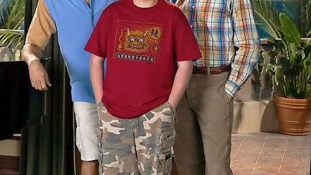 Lachgeschichten. Bei Pro 7 läuft die US-Sitcom „Two and a Half Men“ noch in der Besetzung Charlie Harper (Charlie Sheen, links), Jake (Angus T. Jones, Mitte) und Alan (Jon Cryer). Jetzt ist Sheen rausgeflogen, dafür kommt Ashton Kutcher.