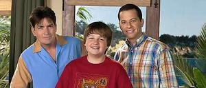 Lachgeschichten. Bei Pro 7 läuft die US-Sitcom „Two and a Half Men“ noch in der Besetzung Charlie Harper (Charlie Sheen, links), Jake (Angus T. Jones, Mitte) und Alan (Jon Cryer). Jetzt ist Sheen rausgeflogen, dafür kommt Ashton Kutcher. 
