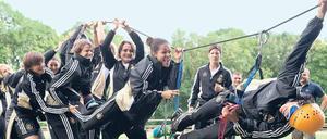 Drahtseilakt. Die deutschen Fußballerinnen lassen ihre Mitspielerin Fatmire Bajramaj (rechts) beim Teambuilding auf Insel Scharfenberg im Tegeler See hängen.