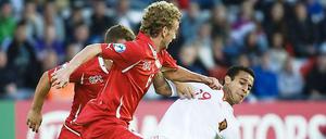 Zweiter Sieger. Lustenberger (v.) kommt gegen den Spanier Alcantara einen Schritt zu spät.