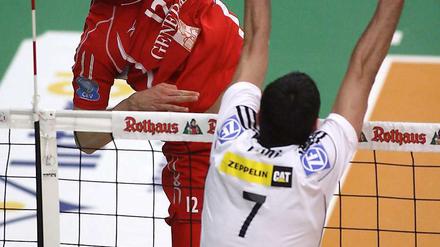 Wenn er schlägt, dann schlägt er. Paul Carroll (links) ist einer der effektivsten Angreifer in der Volleyball-Bundesliga. Er wechselt von Haching zum SCC. 
