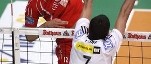 Wenn er schlägt, dann schlägt er. Paul Carroll (links) ist einer der effektivsten Angreifer in der Volleyball-Bundesliga. Er wechselt von Haching zum SCC. 
