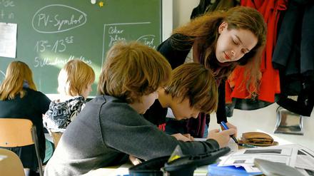 Gut betreut. Schüler und Lehrer in Berlin wollen keine Reformen mehr, sondern nur in Ruhe lernen und lehren. Ihre Wunschliste: genug Personal, gute Atmosphäre, saubere Räume.