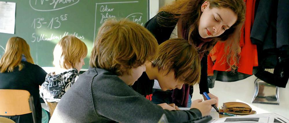Gut betreut. Schüler und Lehrer in Berlin wollen keine Reformen mehr, sondern nur in Ruhe lernen und lehren. Ihre Wunschliste: genug Personal, gute Atmosphäre, saubere Räume.