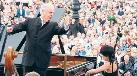 Und jetzt mit Gefühl. Auf dem Bebelplatz gab es am Sonntag wieder einmal die „Staatsoper für alle“. Daniel Barenboim dirigierte die Staatskapelle Berlin, mit der Pianistin Yuja Wang als Solistin. Rund 25 000 Klassikfans lauschten.