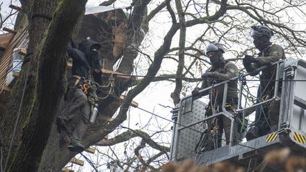 Spezialkräfte der Polizei räumen den Fechenheimer-Wald von letzten Aktivisten.