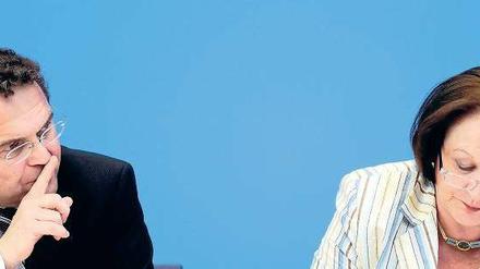 Pssst, Koalitionsfrieden. Innenminister Hans-Peter Friedrich und Justizministerin Sabine Leutheusser-Schnarrenberger bei ihrer Pressekonferenz am Mittwoch in Berlin.