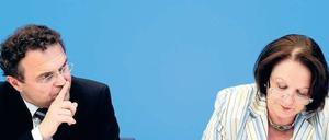 Pssst, Koalitionsfrieden. Innenminister Hans-Peter Friedrich und Justizministerin Sabine Leutheusser-Schnarrenberger bei ihrer Pressekonferenz am Mittwoch in Berlin. 
