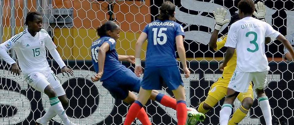 Gleich schlägt's ein. Marie-Laure Delie erzielt den Siegtreffer für Frankreich.