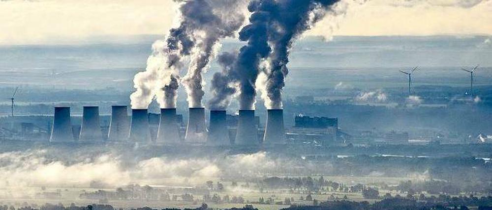 Von einer Energieumstellung spricht Wirtschaftsminister Rösler. Profitieren könnte die Braunkohlewirtschaft, im Bild das Kraftwerk Jänschwalde. Foto: Patrick Pleul/dpa