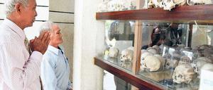 Gedenken. Auf den „Killing Fields“ außerhalb Phnom Penhs wurden Menschen regelrecht abgeschlachtet. Überlebende wie Chum Mey (l.) und Bou Meng kommen oft hierher. Foto: rtr