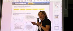 Unternehmerin Antje Minhoff stellt das Projekt "Du bist smart!" vor, das Schülern beim Umgang mit Cybermobbing helfen soll.