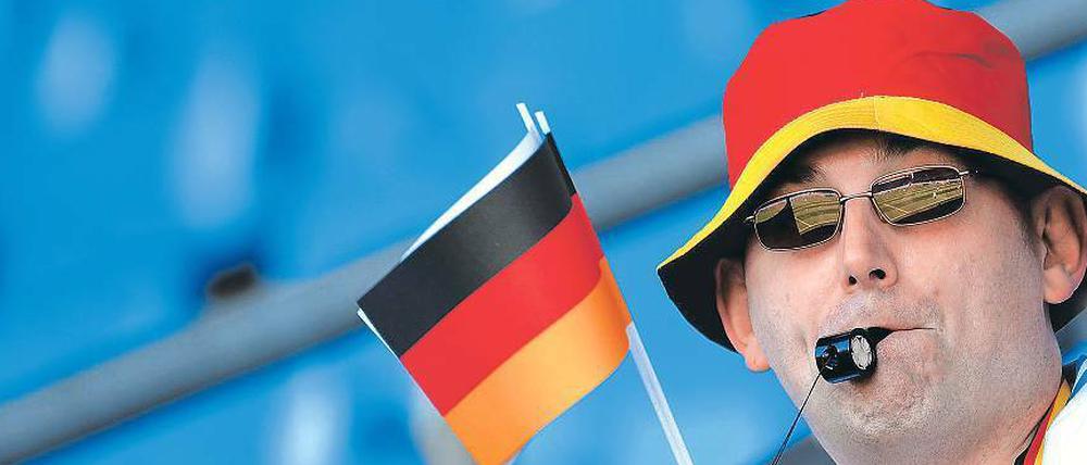 Unter falscher Flagge. Dieser Fan hat zum Spiel zwischen Japan und Neuseeland die falschen Devotionalien mitgebracht.