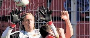 Bereit zum Zupacken. Union vertraut im Tor weiterhin Marcel Höttecke (li.).