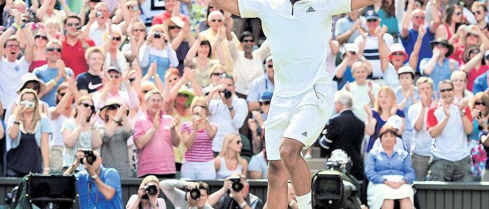 Vom Jubel getragen. Jo-Wilfried Tsonga besiegte in einem hochklassigen Tennismatch Roger Federer in fünf Sätzen. Der Franzose ist immer für eine Überraschung gut, bei den US Open 2008 hatte er Rafael Nadal besiegt. Foto: AFP