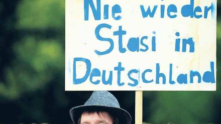 Gegenwart der Vergangenheit. Dieser Demonstrant begleitete 2009 die Sondierungsgespräche für eine rot-rote Koalition. Foto: dapd
