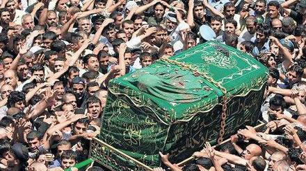 Machtdemonstration der Schiiten. In Bagdad wird ein symbolischer Sarg für Imam Mussa al Kadhim durch die Straßen getragen. Im Norden von Iraks Hauptstadt steht das Mausoleum des siebten von zwölf schiitischen Imamen, der im Jahr 799 starb.