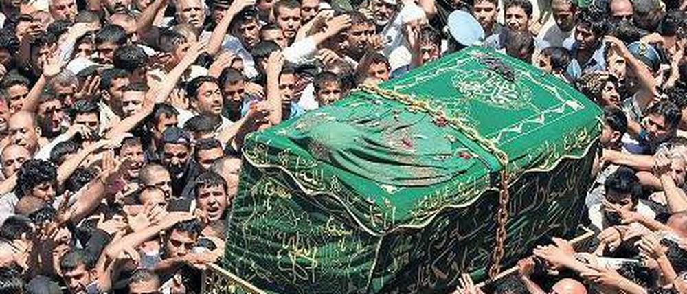 Machtdemonstration der Schiiten. In Bagdad wird ein symbolischer Sarg für Imam Mussa al Kadhim durch die Straßen getragen. Im Norden von Iraks Hauptstadt steht das Mausoleum des siebten von zwölf schiitischen Imamen, der im Jahr 799 starb. 