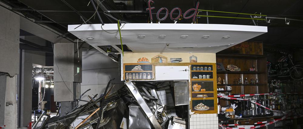 Starke Zerstörungen im Restaurant-Bereich sind fünf Wochen nach dem Platzen des Großaquariums Aquadom in der Hotellobby in einem Gebäudeteil des CityQuartier DomAquaree zu sehen.