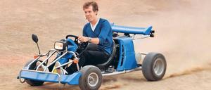 Der neue Dienstwagen? Sebastian Vettel demonstrierte am Wochenende bei „Wetten, dass...?“, dass er auch ohne große technische Unterstützung lenken kann. Diese Fähigkeit wird er nach der Abrüstung seines Red Bull auch in der Formel 1 benötigen. Foto: dapd