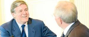 Zufrieden. Deutsche-Bank-Chef Josef Ackermann und Finanzminister Wolfgang Schäuble sitzen bei der Griechenland-Rettung in einem Boot. Die Banken wollen, dass die Regierungen Griechenland retten, die Staaten wollen eine Beteiligung der Privaten.