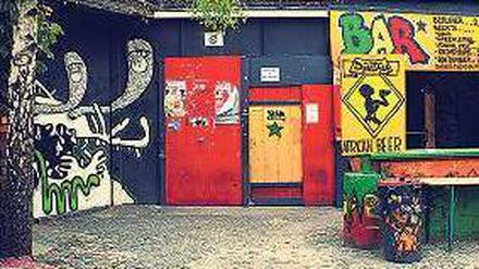 Draußen vor der Clubtür. Tagsüber ist es oft kaum vorstellbar, dass hinter toten Eingängen nachts das Leben tobt. Durch die abgebildete Tür geht es in den Yaam, Stralauer Platz 35 in Friedrichshain.
