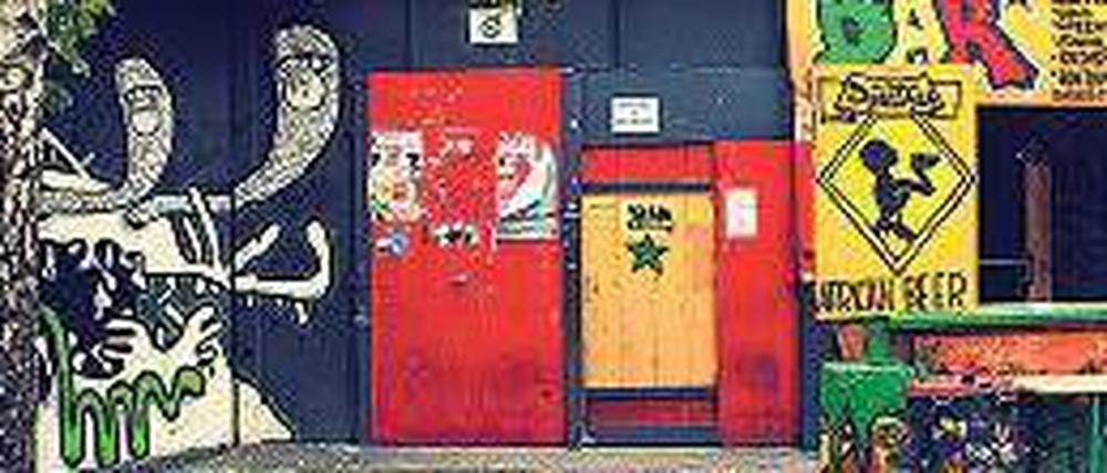 Draußen vor der Clubtür. Tagsüber ist es oft kaum vorstellbar, dass hinter toten Eingängen nachts das Leben tobt. Durch die abgebildete Tür geht es in den Yaam, Stralauer Platz 35 in Friedrichshain.