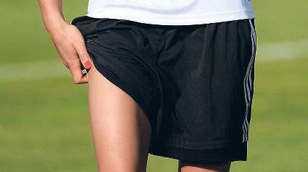 Seit wann geht’s nur ums Schminken? Nationalspielerin Fatmire Bajramaj hat derzeit vor allem sportliche Sorgen.