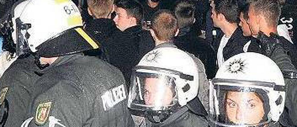 Alle Tage wieder löst eine Facebook-Party einen Polizeieinsatz aus.