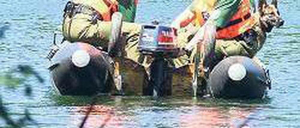 Die Suche dauert an. Auf dem Schlachtensee halten Einsatzkräfte Ausschau nach dem vermissten 16-jährigen Jungen. Foto: Michael Koerner