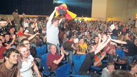 Hinein in die gute Stube. Das Magazin „11 Freunde“ und der Tagesspiegel zeigen alle Spiele der Deutschen und alle Partien ab dem Viertelfinale im Lido. Einlass ist Sonntag um 16 Uhr, Anpfiff um 18 Uhr. Schon bei der WM 2006 luden wir hierhin ein. 