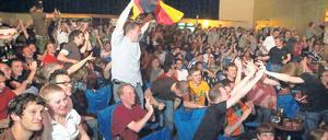 Hinein in die gute Stube. Das Magazin „11 Freunde“ und der Tagesspiegel zeigen alle Spiele der Deutschen und alle Partien ab dem Viertelfinale im Lido. Einlass ist Sonntag um 16 Uhr, Anpfiff um 18 Uhr. Schon bei der WM 2006 luden wir hierhin ein. 
