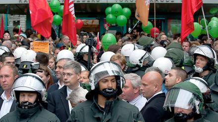 Kein Durchkommen: Die Teilnehmer des Kongresses wurden von Polizisten eskortiert.