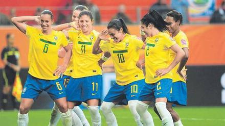 Tanz der Tore. Brasiliens Spielerinnen wissen, was sie Marta (m.) verdanken - fast alles.