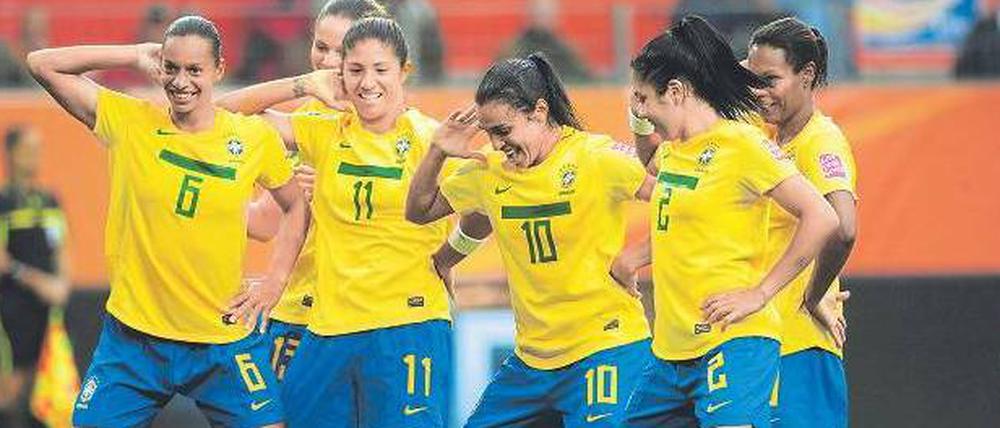 Tanz der Tore. Brasiliens Spielerinnen wissen, was sie Marta (m.) verdanken - fast alles.