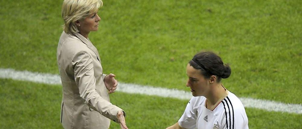 Ausgewechselt. Birgit Prinz verlässt den Rasen und hat keinen Blick für die Bundestrainerin Silvia Neid übrig. 