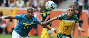 Harter Kampf. Brasiliens Cristiane (l.) konnte gegen Australien (im Bild Heather Garriock) kaum glänzen.