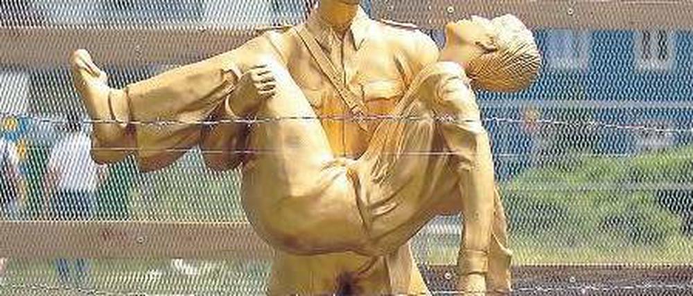 Die Skulptur erinnert an die Menschen, die auf der Flucht aus der DDR am so genannten Todesstreifen erschossen wurden.
