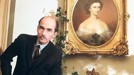 Der Politiker Otto von Habsburg 1972 in seiner Villa am Starnberger See vor einem Gemälde von Kaiserin Elisabeth. Foto: Georg Göbel/dpa