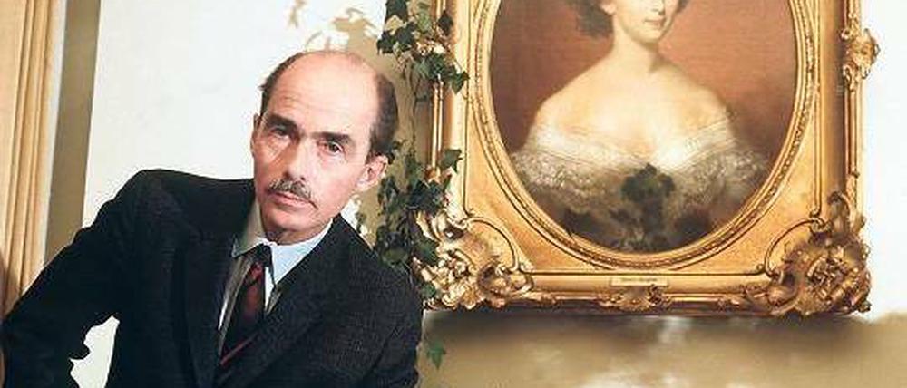 Der Politiker Otto von Habsburg 1972 in seiner Villa am Starnberger See vor einem Gemälde von Kaiserin Elisabeth. Foto: Georg Göbel/dpa