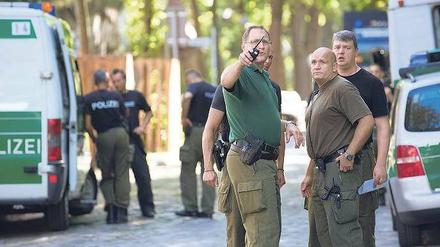 Da geht’s lang. Polizeiexperten sicherten den Fundort weiträumig und entschärften den Blindgänger in der Nacht erfolgreich. Dann konnten die Anwohner wieder in ihre Häuser. Foto: dapd