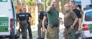 Da geht’s lang. Polizeiexperten sicherten den Fundort weiträumig und entschärften den Blindgänger in der Nacht erfolgreich. Dann konnten die Anwohner wieder in ihre Häuser. Foto: dapd