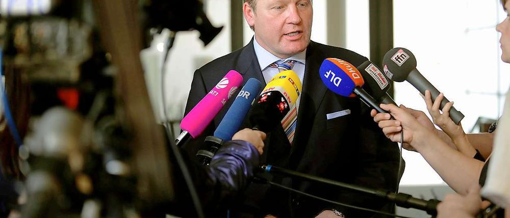 Der niedersächsische Kultusminister Althusmann (CDU) hat Fehler in seiner Doktorarbeit eingeräumt - bewusst getäuscht habe er nach eigener Aussage jedoch nicht.