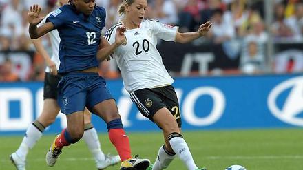 Lena Goeßling (r.) durfte erstmals bei dieser WM ran. Die 25 Jahre alte Verteidigerin konnte dabei durchaus überzeugen.