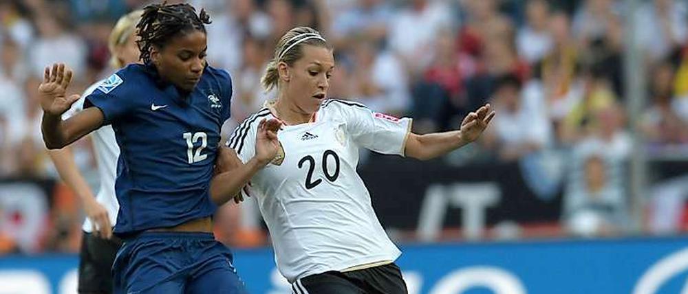 Lena Goeßling (r.) durfte erstmals bei dieser WM ran. Die 25 Jahre alte Verteidigerin konnte dabei durchaus überzeugen.